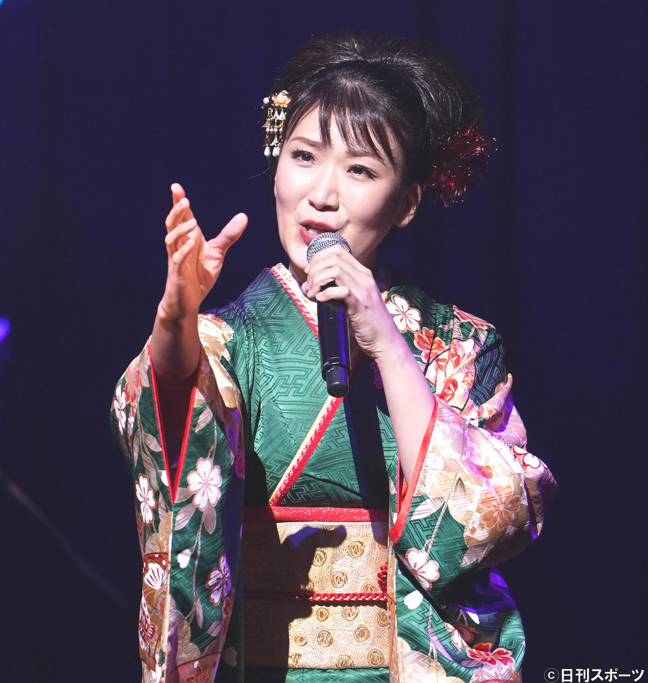 歌唱する市川由紀乃（撮影・佐藤勝亮）
