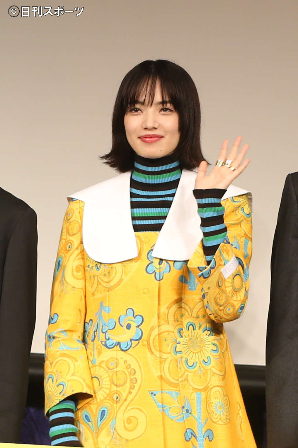 映画「ムーンライト・シャドウ」完成報告会見で手を振る小松菜奈（撮影・勝部晃多）