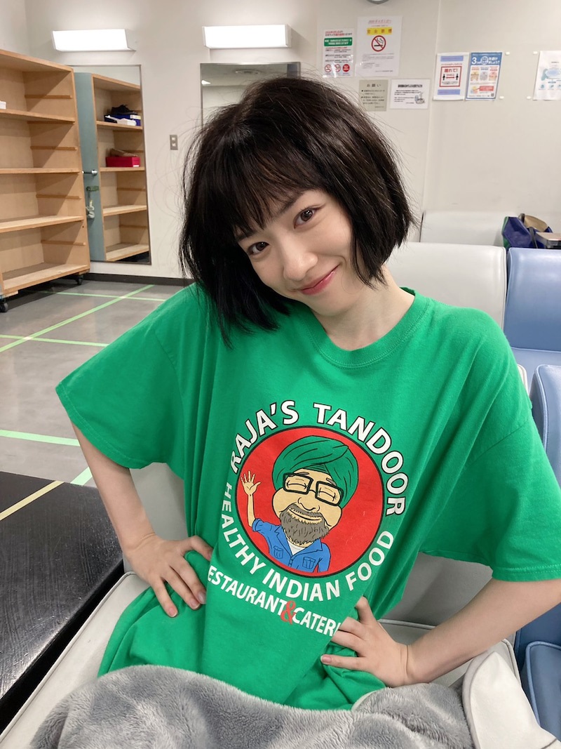 緑のTシャツを着た永野芽郁