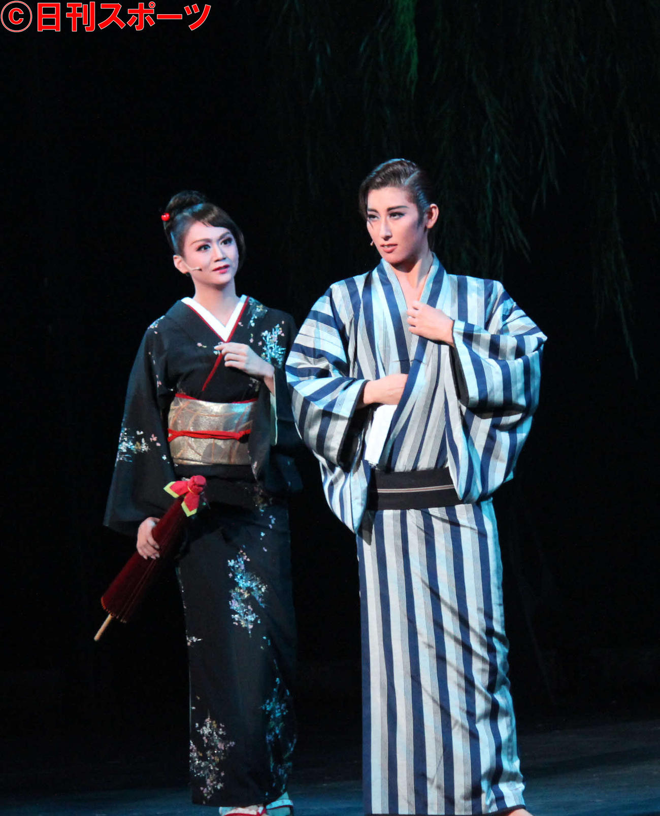 東上初主演作で着流し姿も披露した水美舞斗（左）（撮影・村上久美子）