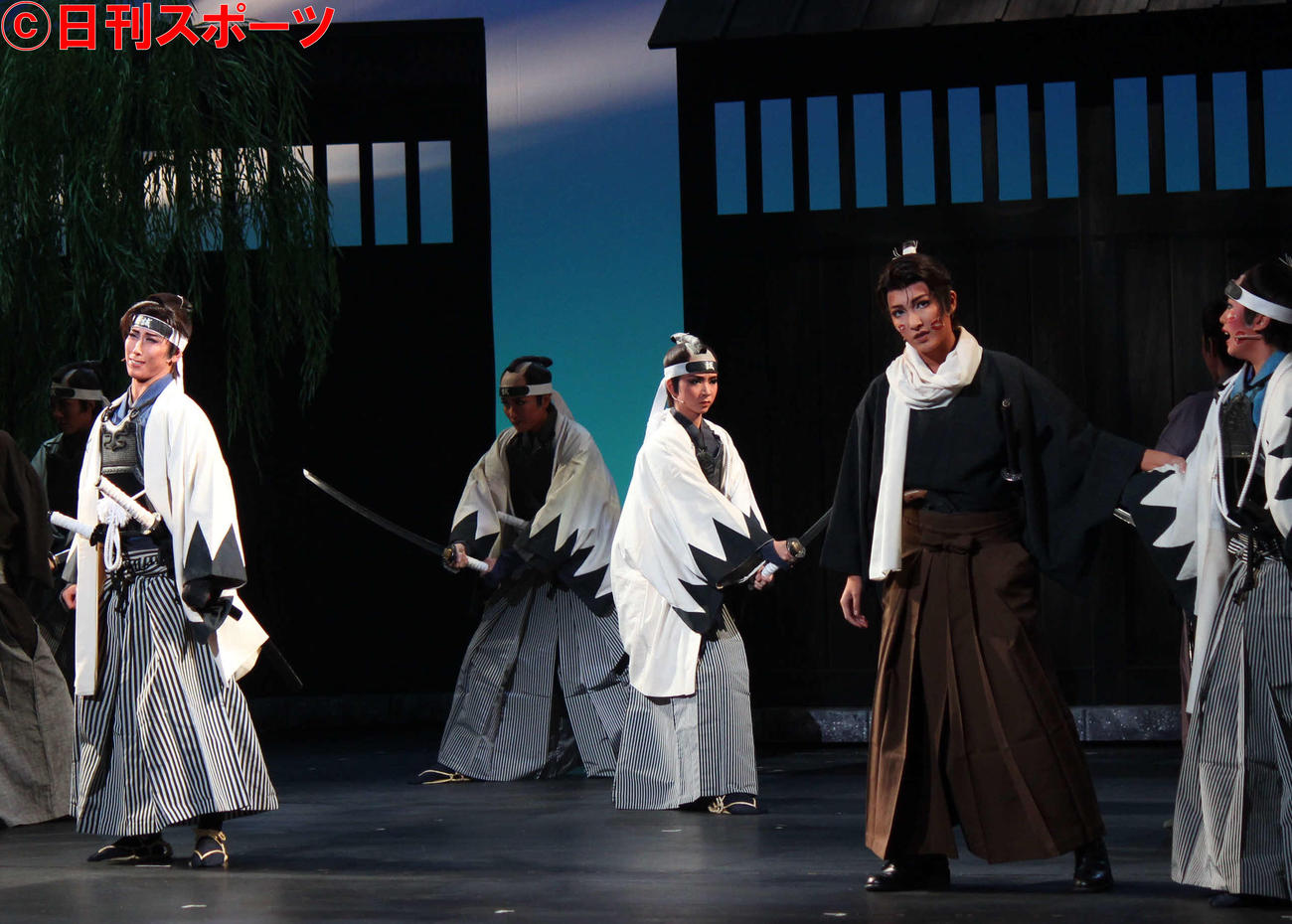 「蒲田行進曲」をもとにした作品で銀四郎を演じた水美舞斗（左端）と、ライバル役者にふんした帆純まひろ（右端）（撮影・村上久美子）