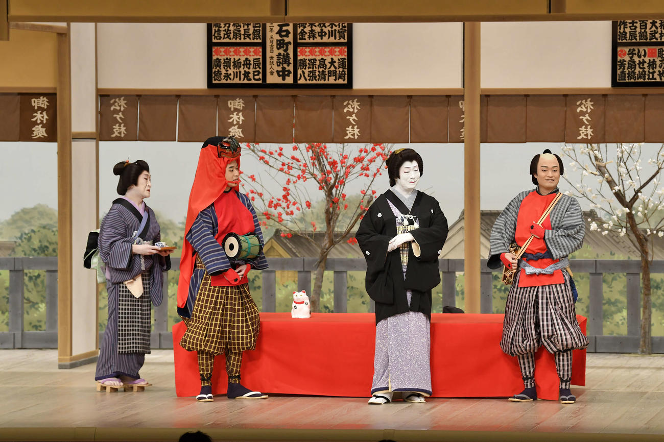 「九月大歌舞伎」の「お江戸みやげ」。中村福助（中央）は18年9月の復帰以来初めて舞台を歩いた（松竹提供）