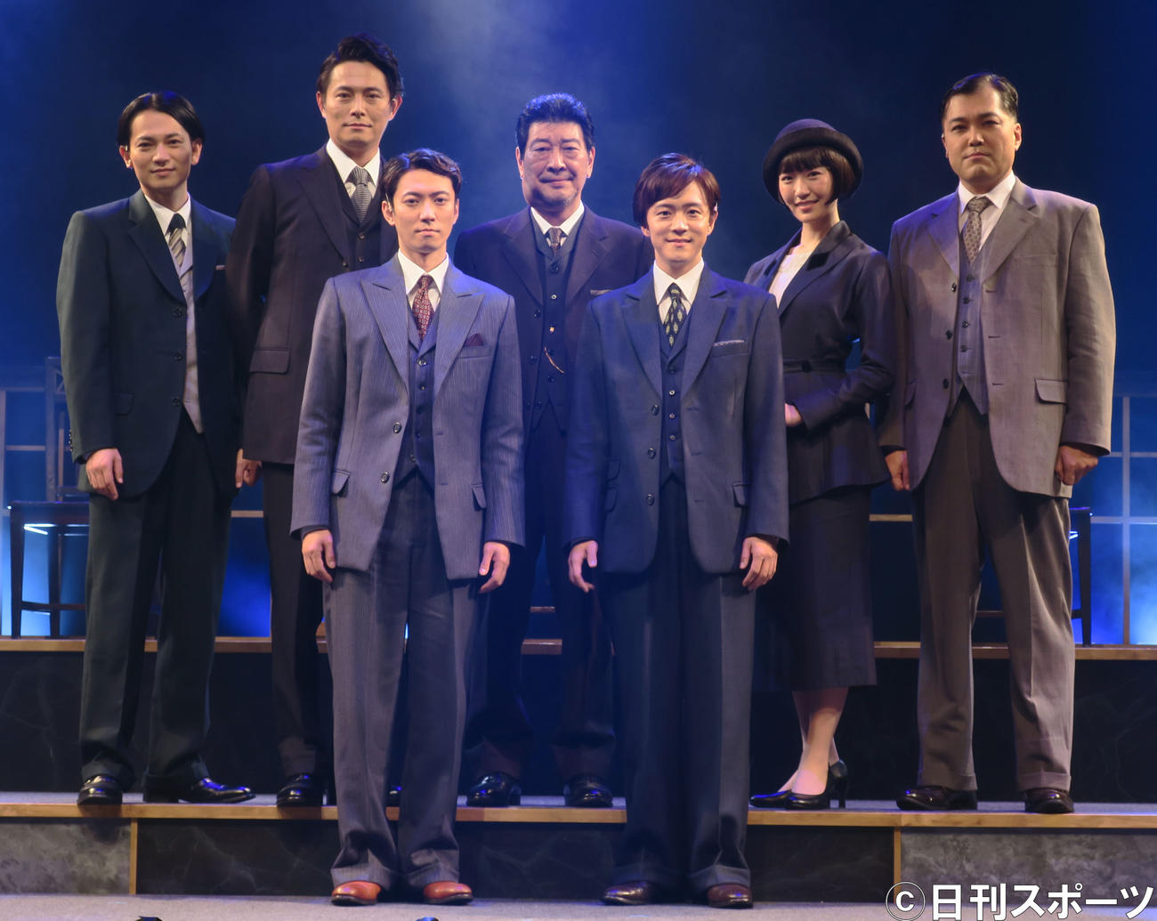 舞台「ネバー・ザ・シナー　－魅かれ合う狂気－」のフォトセッション取材会で写真に納まる前列左から、ふぉ～ゆ～の辰巳雄大、林翔太、後列左から荒木健太朗、姜暢雄、磯部勉、前島亜美、山岸拓生