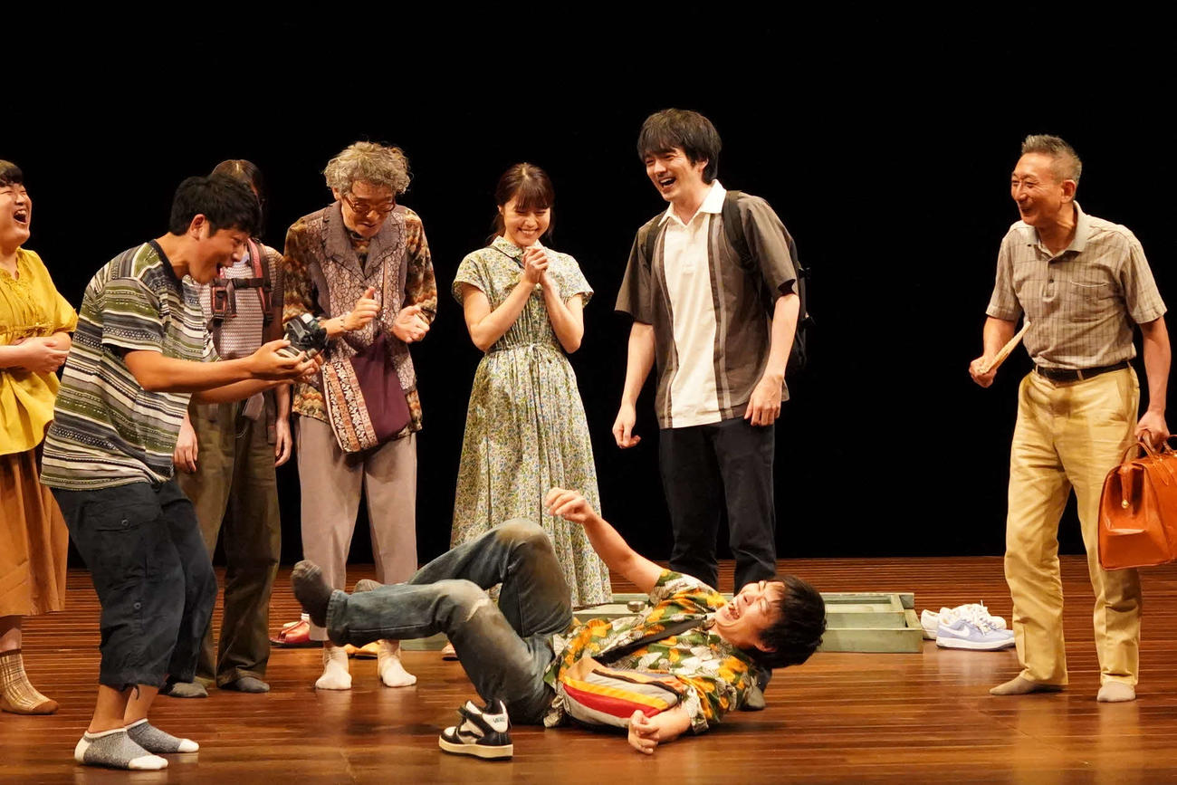 林遣都（中央右）有村架純（同左）らが出演し初日を迎えた舞台「友達」（シス・カンパニー提供）