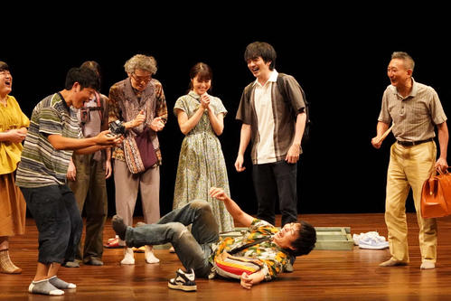 林遣都(中央右)有村架純(同左)らが出演し初日を迎えた舞台「友達」(シス・カンパニー提供)