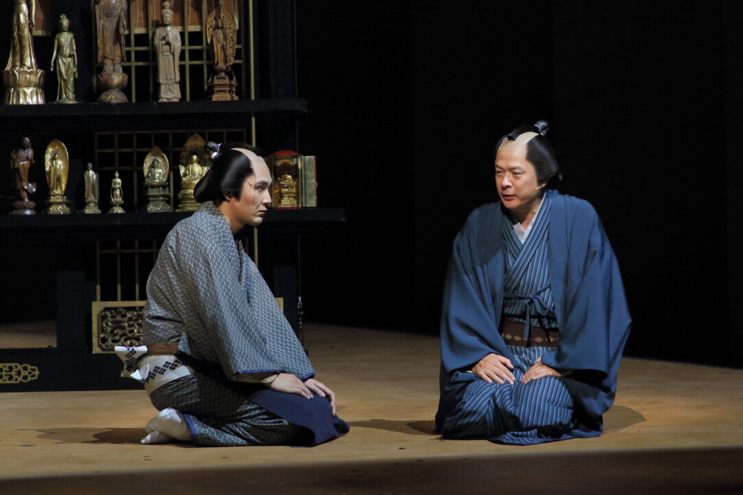 舞台「近松心中物語」の公開ゲネプロで。左から、松田龍平、田中哲司