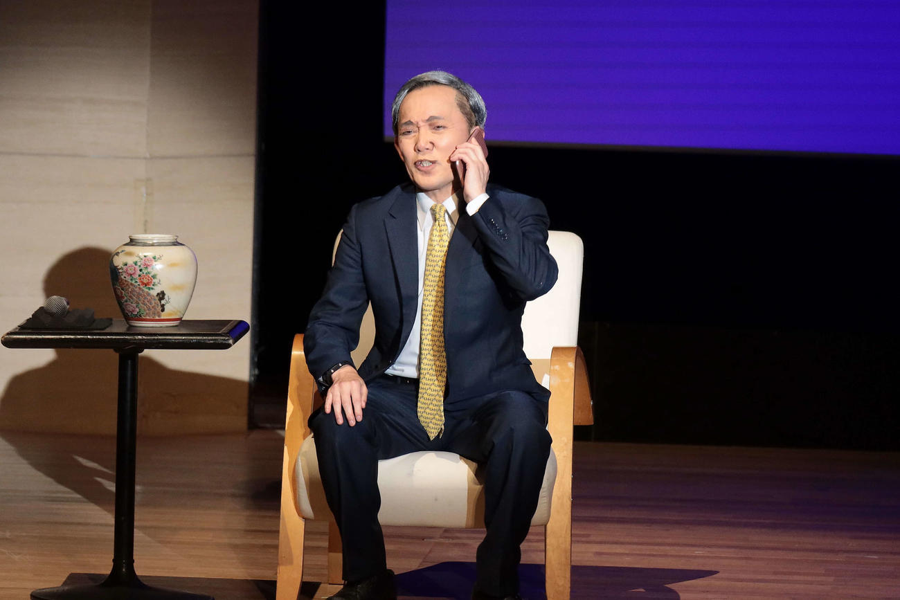 公演で菅義偉首相に扮する山本天心（ザ・ニュースペーパー提供）