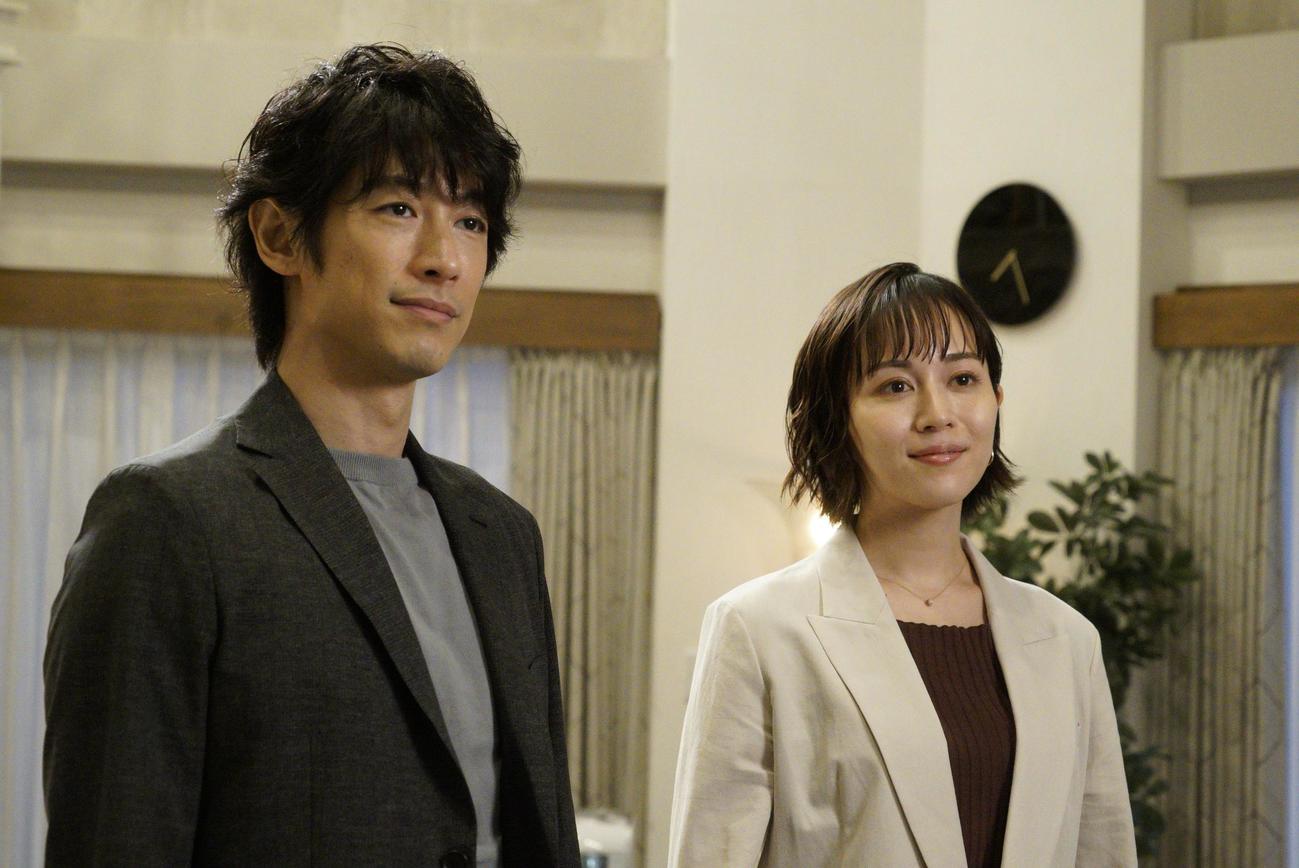 光井（ディーン・フジオカ＝左）と泉美（比嘉愛未）はペガサス・インクの将来について話し合う（C）フジテレビ