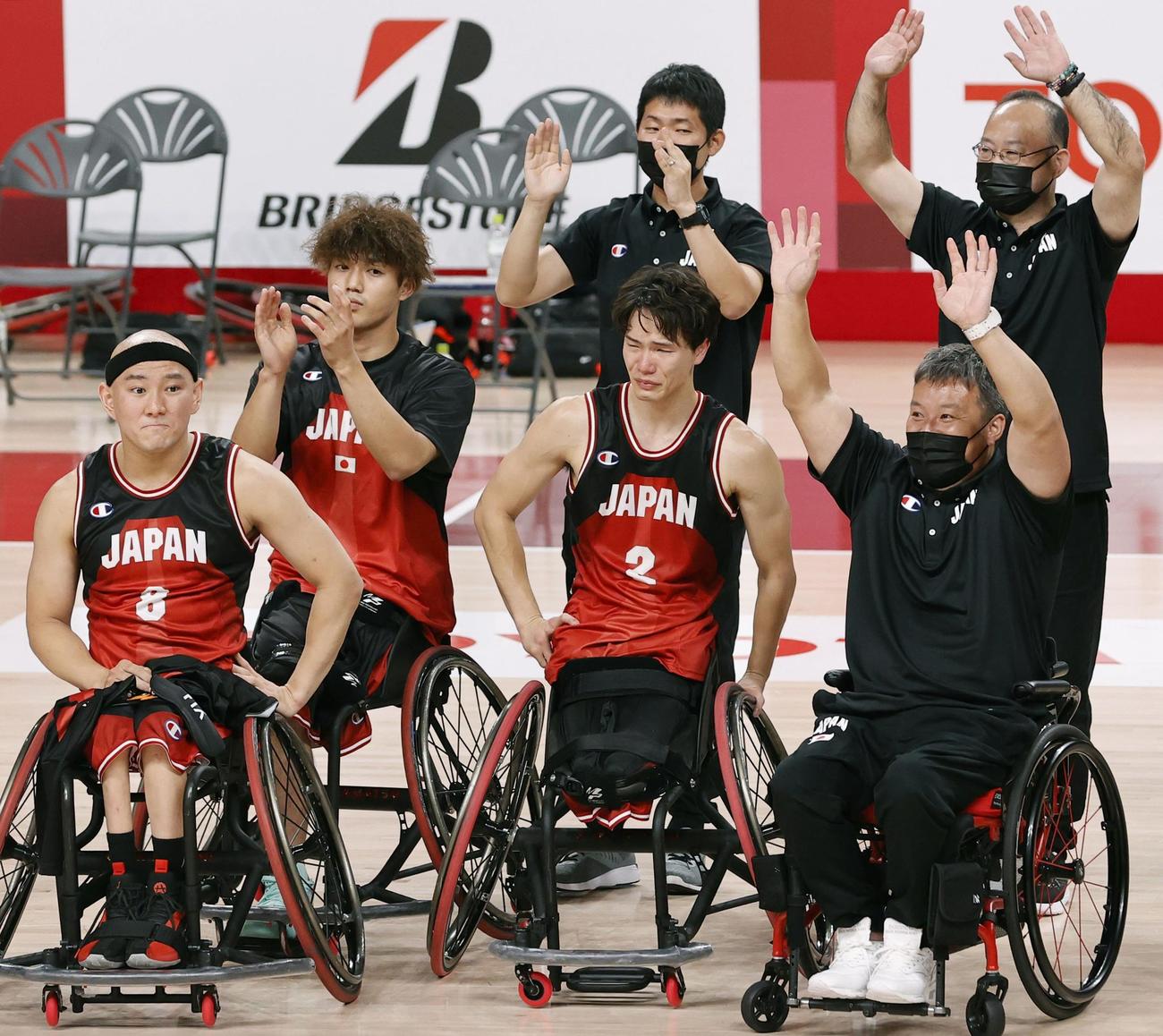 英国を破り、決勝進出を決めて涙ぐむ鳥海（手前右から2人目）と喜ぶ男子日本代表の選手ら（共同）