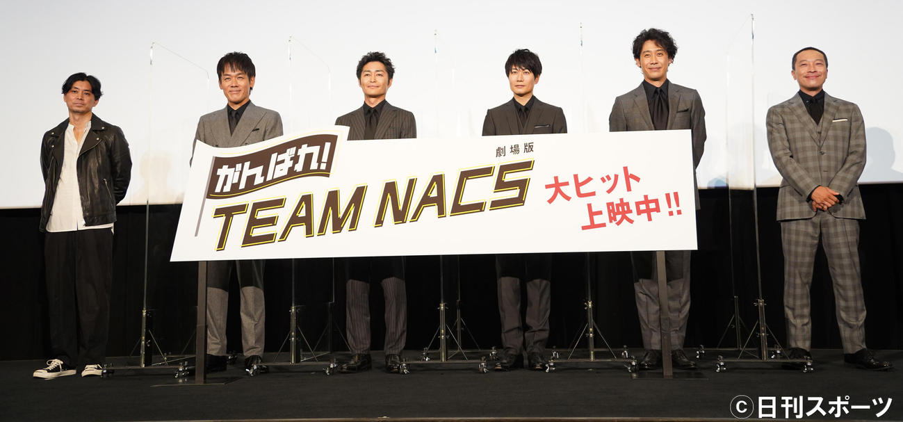 イベントに登壇した、左から堀切園健太郎監督、TEAM NACSの森崎博之、安田顕、戸次重幸、大泉洋、音尾琢真（撮影・佐藤勝亮）