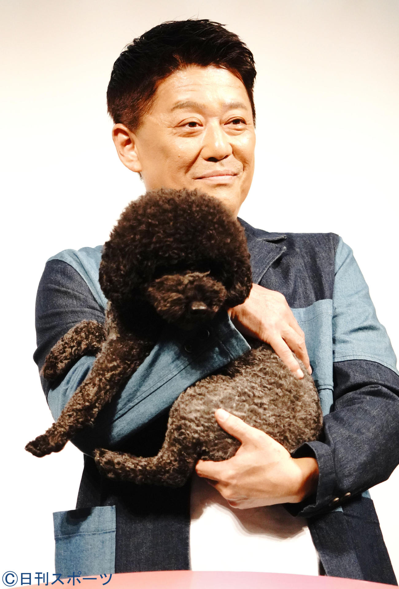 アニメ映画「リクはよわくない」の完成披露イベントに愛犬と共に出席した坂上忍（撮影・佐藤成）