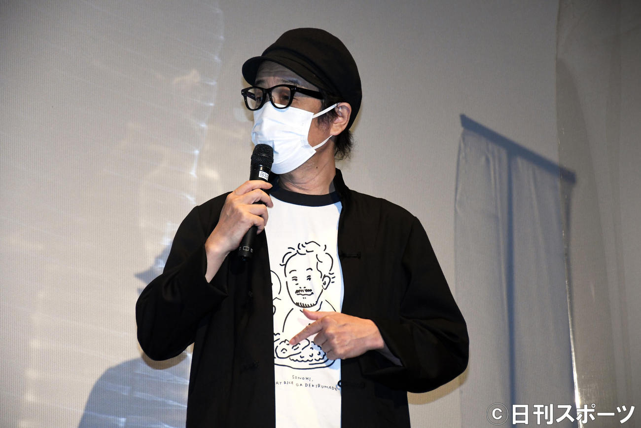 映画「その日、カレーライスができるまで」舞台あいさつで自らが描かれたTシャツに照れるリリー・フランキー（撮影・大友陽平）