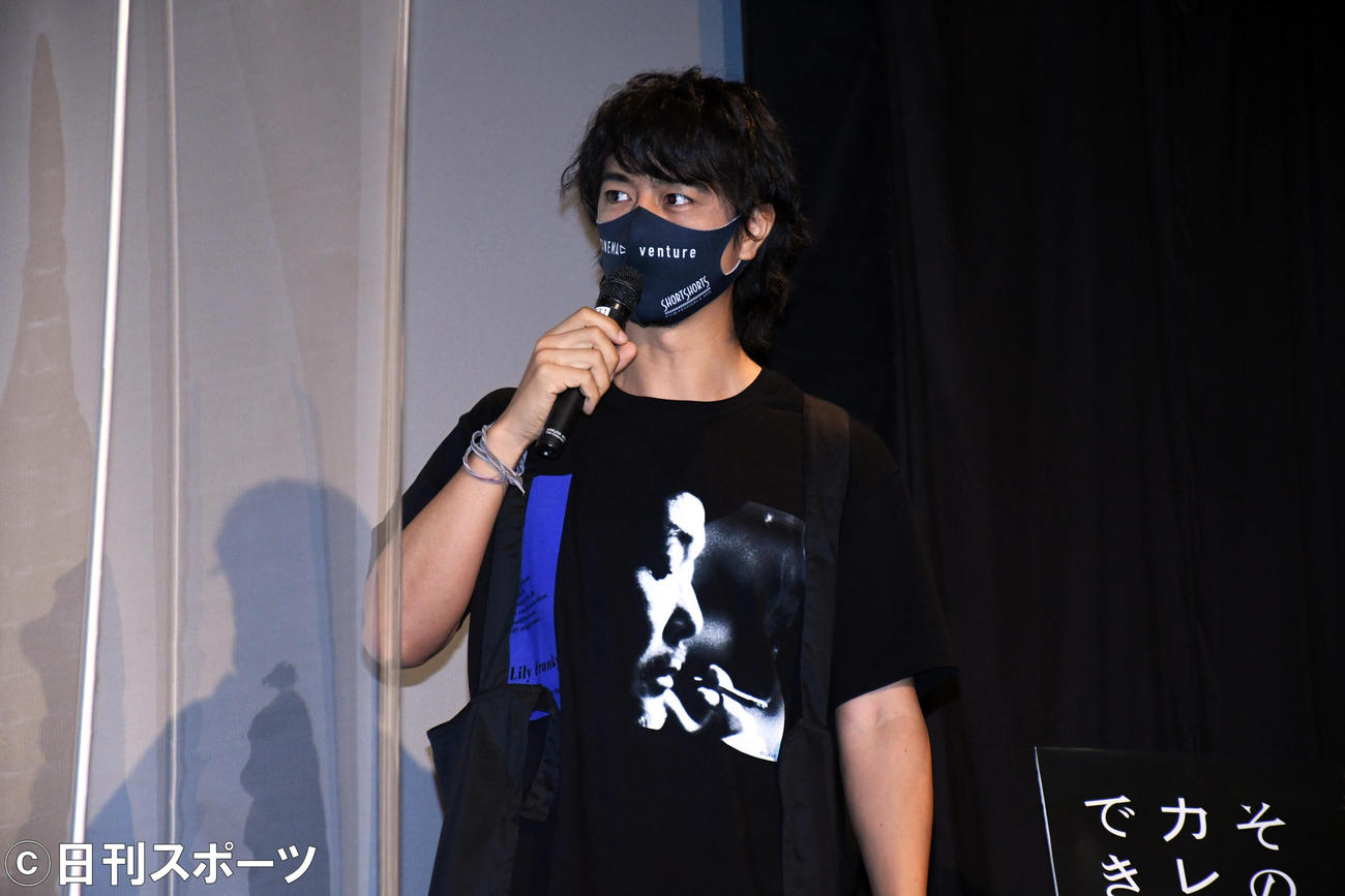 映画「その日、カレーライスができるまで」舞台あいさつでリリー・フランキーの写真が描かれたTシャツでトークする斎藤工（撮影・大友陽平）