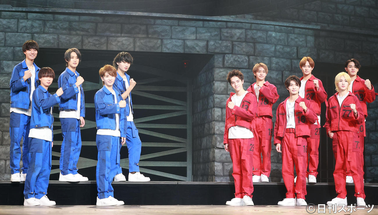 「少年たち」舞台後の会見で記念撮影するHiHi Jets（左側）、美　少年（右側）のメンバーたち（撮影・浅見桂子）