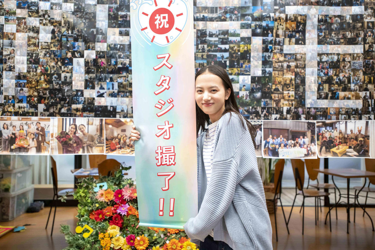 連続テレビ小説「おかえりモネ」のクランクアップを報告した清原果耶
