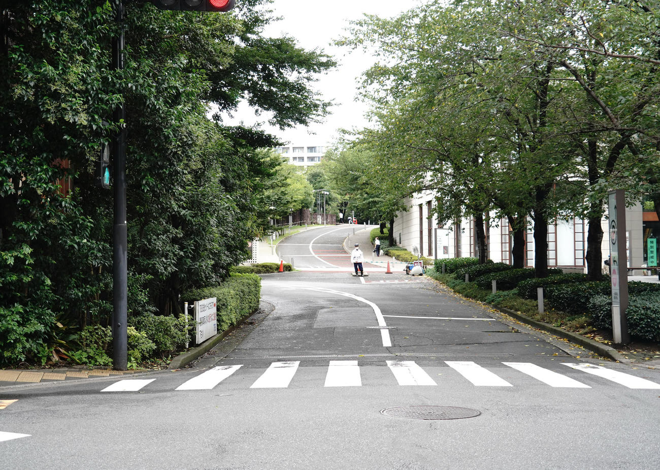 ビートたけしの乗った車が襲われた現場。横断歩道の奥、左手がTBS構内で、手前は一般道