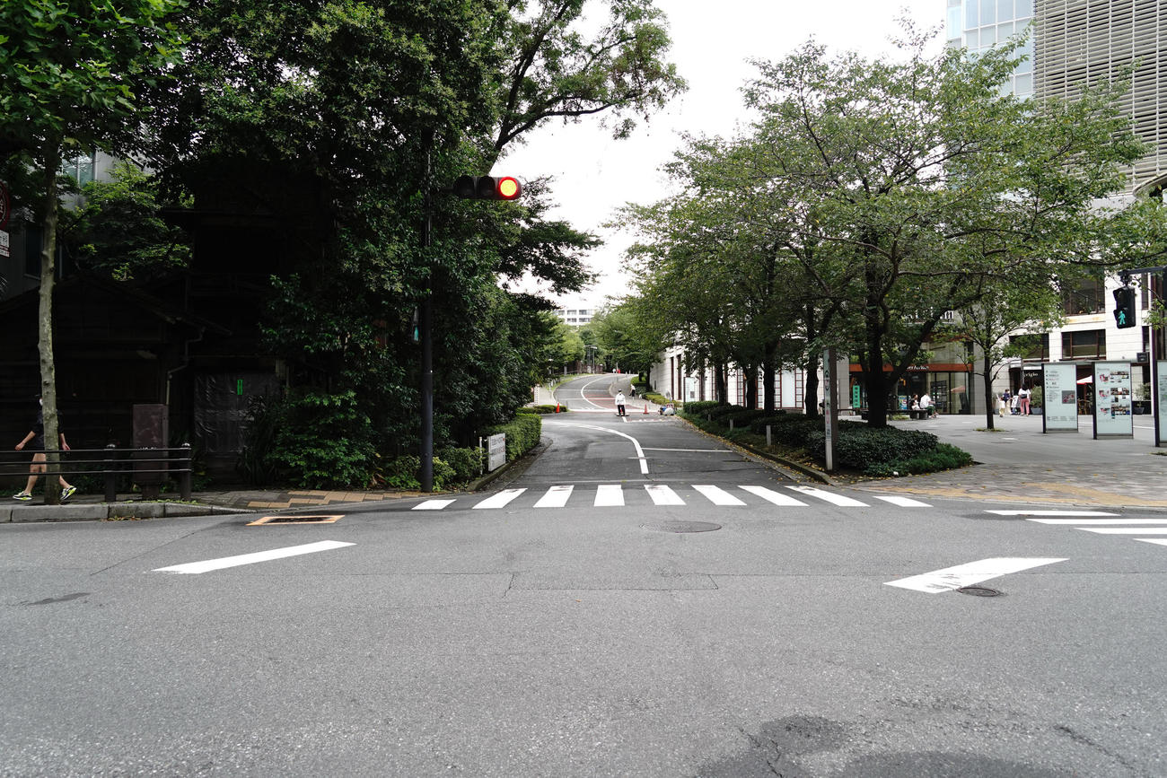 ビートたけしの乗った車が襲われた現場。信号の奥、左手がTBS構内で、手前は一般道
