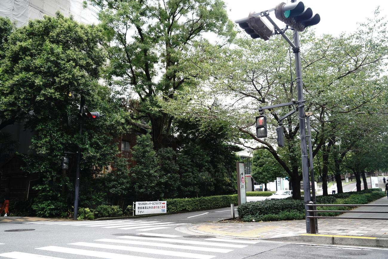 ビートたけしの乗った車が襲われた現場。横断歩道の奥、左手がTBS構内で、手前は一般道