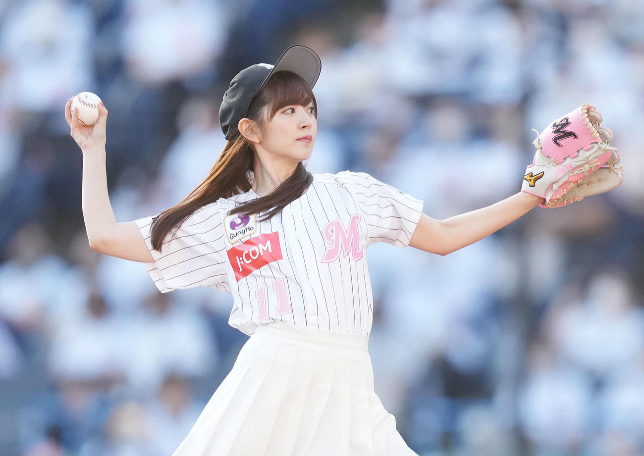 ロッテ対日本ハム　ファーストピッチセレモニーで投球する鈴木愛理（撮影・鈴木みどり）