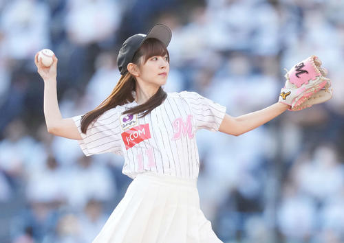 ロッテ対日本ハム　ファーストピッチセレモニーで投球する鈴木愛理（撮影・鈴木みどり）