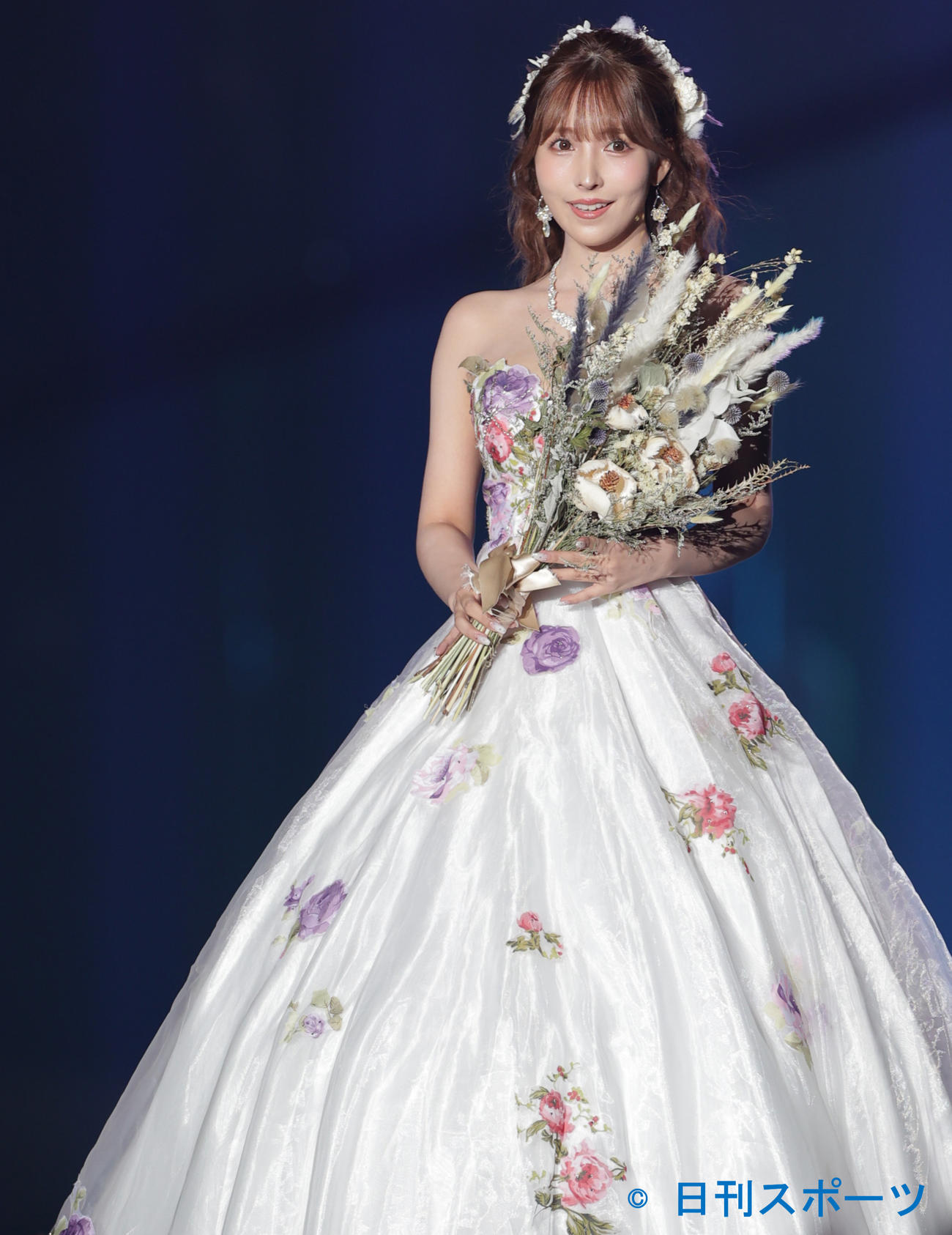 関西コレクションに出演し、ドレス姿を披露した三上悠亜（撮影・清水貴仁）