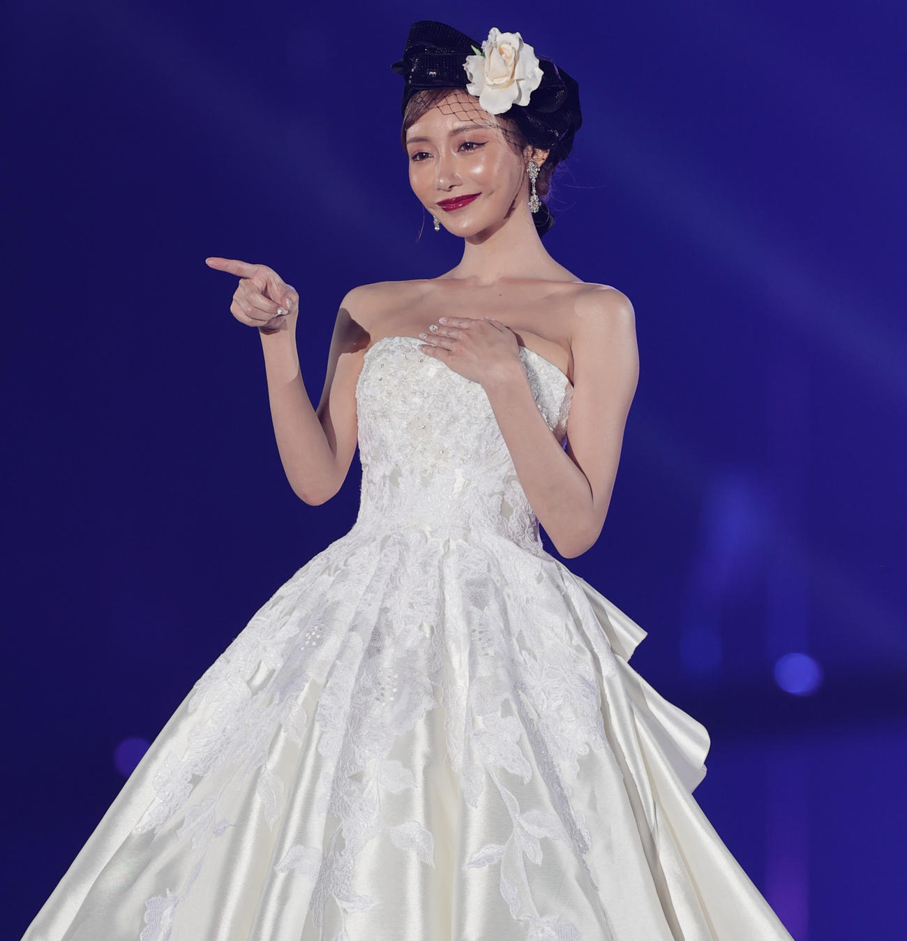関西コレクションに純白のドレス姿で出演した明日花キララ（撮影・清水貴仁）