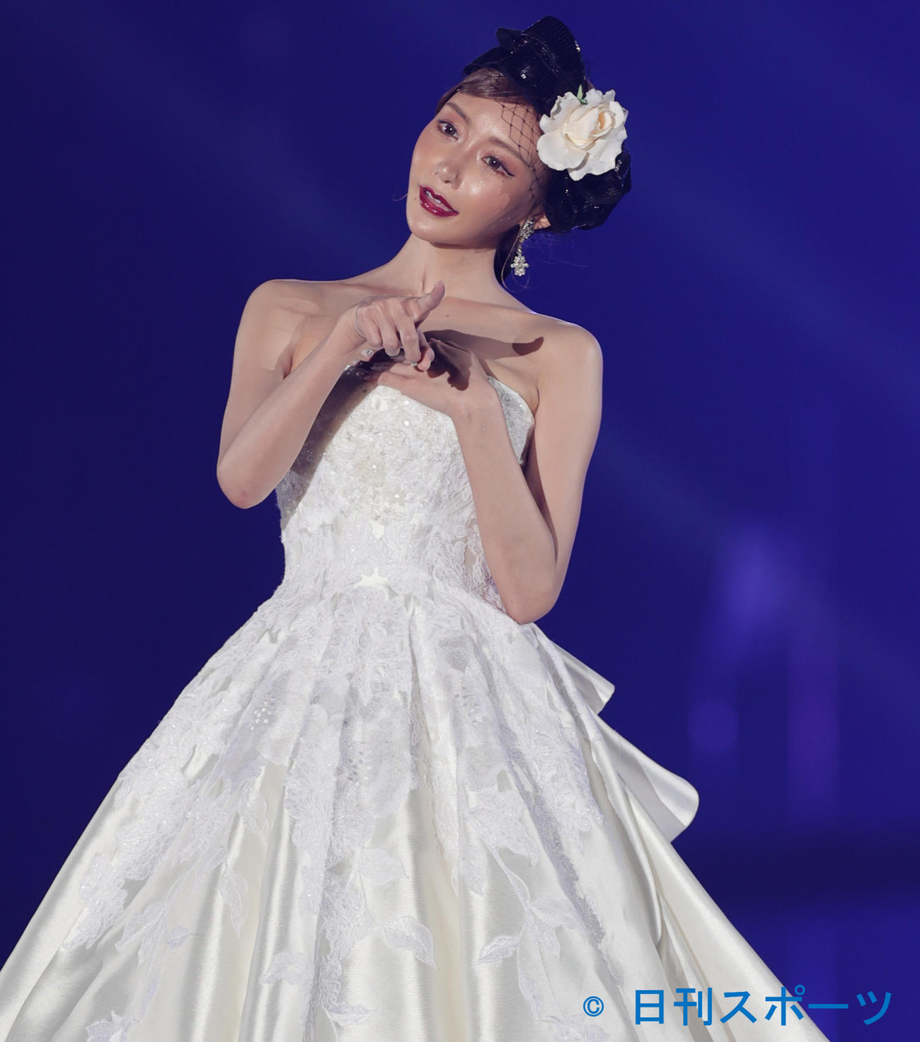 関西コレクションに純白のドレス姿で出演した明日花キララ（撮影・清水貴仁）