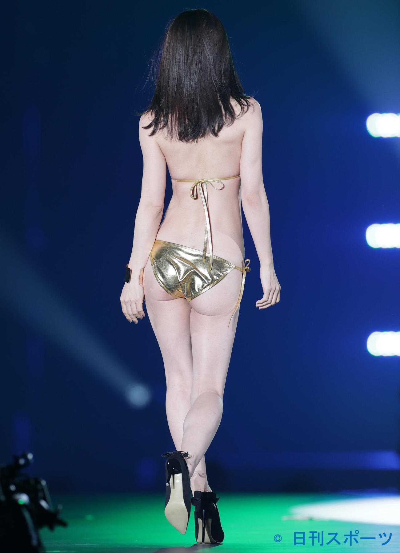 「関西コレクション」でゴールドの水着姿を披露する熊田曜子（撮影・清水貴仁）