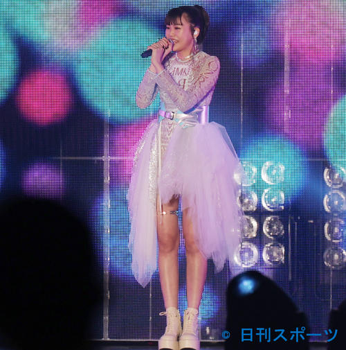 関西コレクション　オープニングアクトに登場する三阪咲（撮影・清水貴仁）