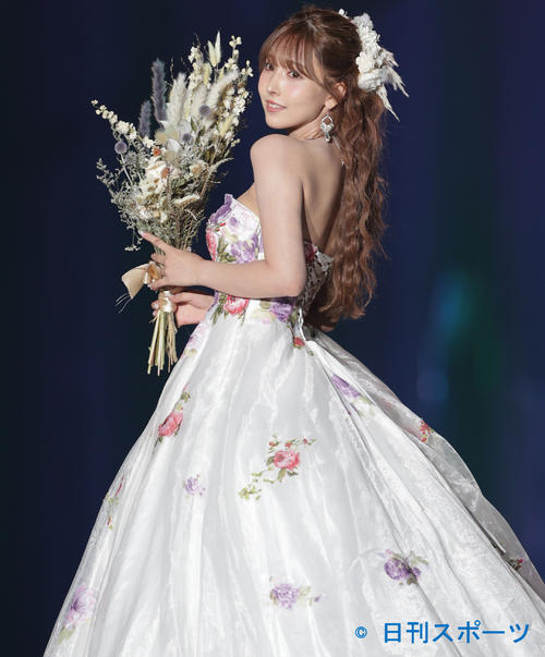 関西コレクションに出演し、ドレス姿を披露した三上悠亜（撮影・清水貴仁）