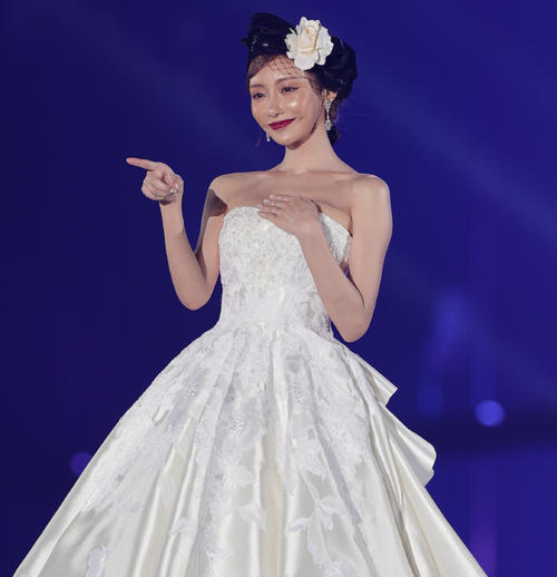 関西コレクションに純白のドレス姿で出演した明日花キララ（撮影・清水貴仁）
