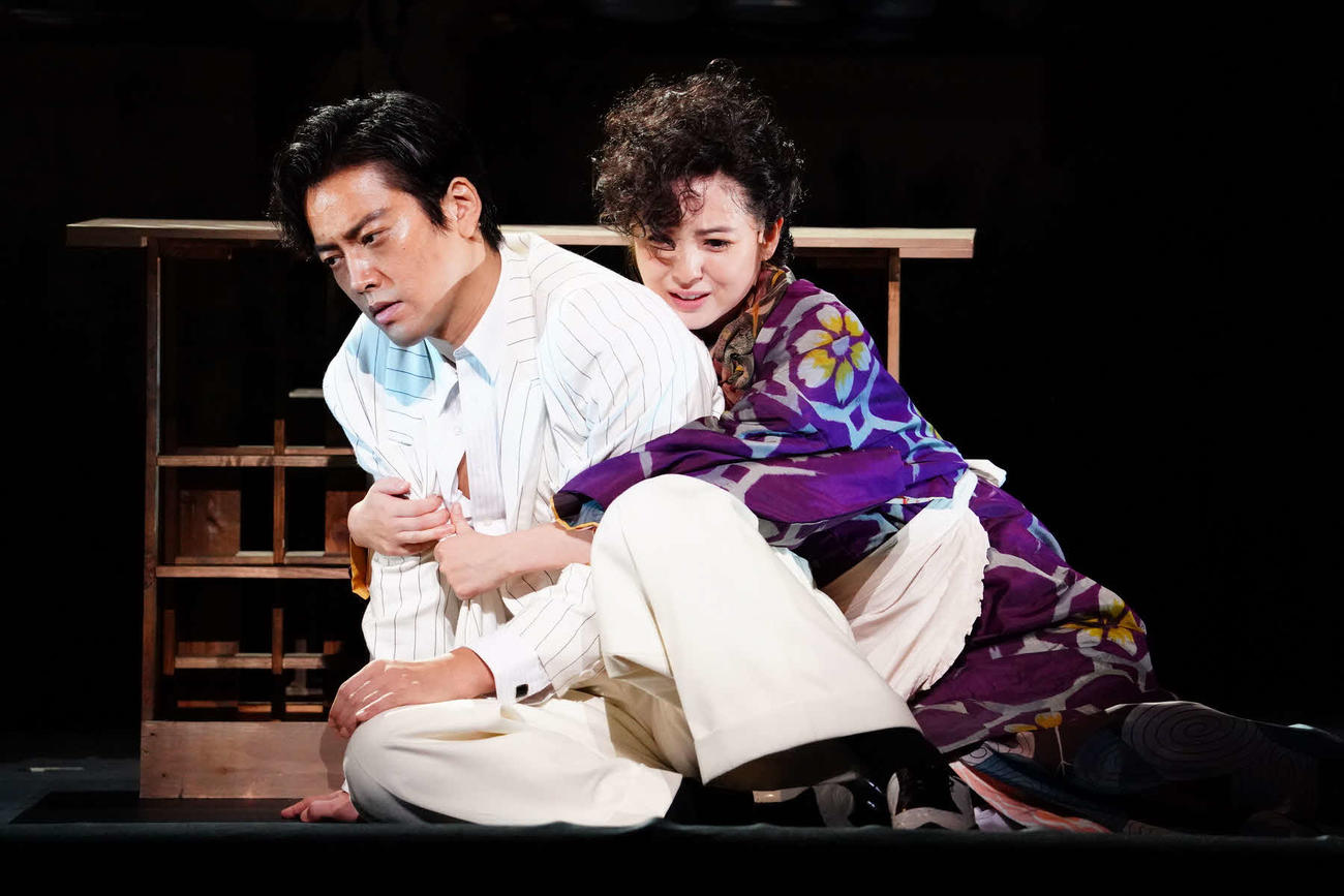 舞台「酔いどれ天使」に出演する桐谷健太（左）と佐々木希
