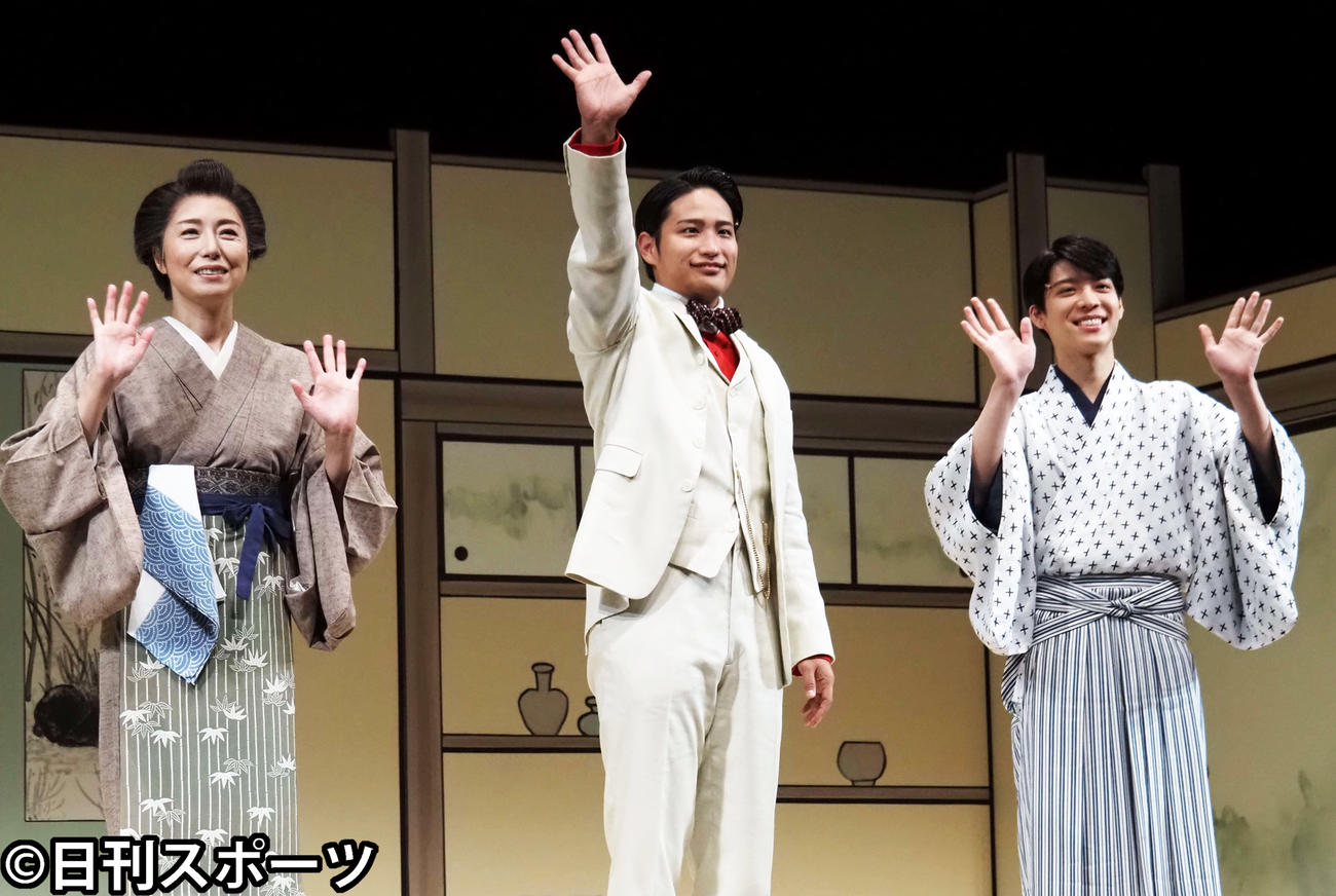 舞台「赤シャツ」取材会に出席した、左から高橋ひとみ、ジャニーズWEST桐山照史、Sexy　Zone松島聡（撮影・遠藤尚子）