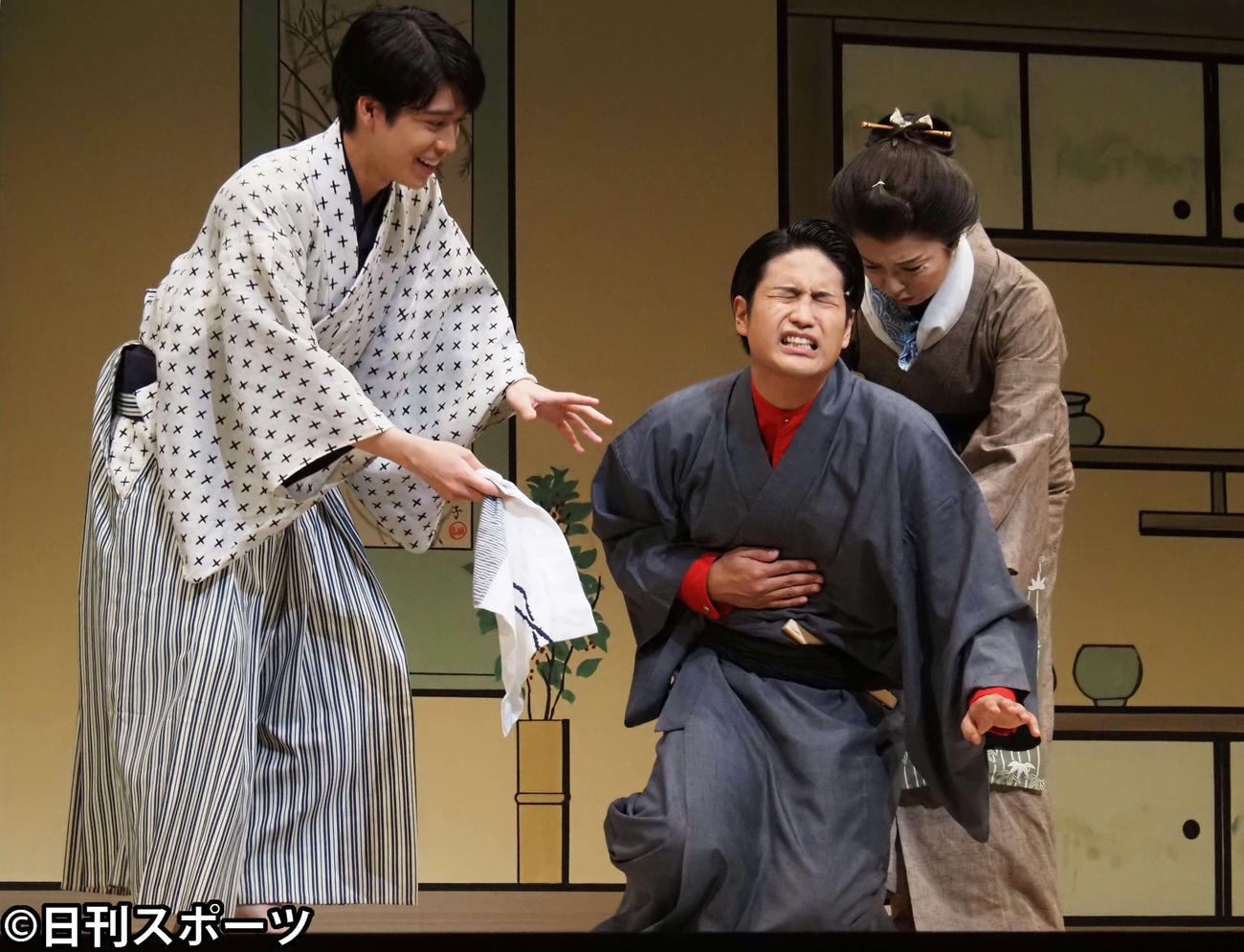舞台「赤シャツ」取材会で公開稽古を行う、左からSexy　Zone松島聡、ジャニーズWEST桐山照史、高橋ひとみ（撮影・遠藤尚子）