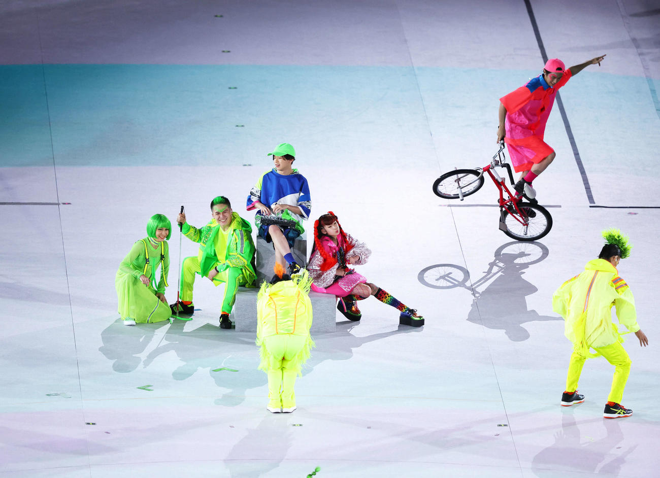 オープニングで競技場中心でパフォーマンスする演者たち（撮影・河田真司）