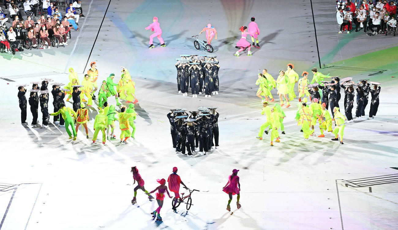 閉会式を盛り上げるパフォーマー（撮影・山崎安昭）