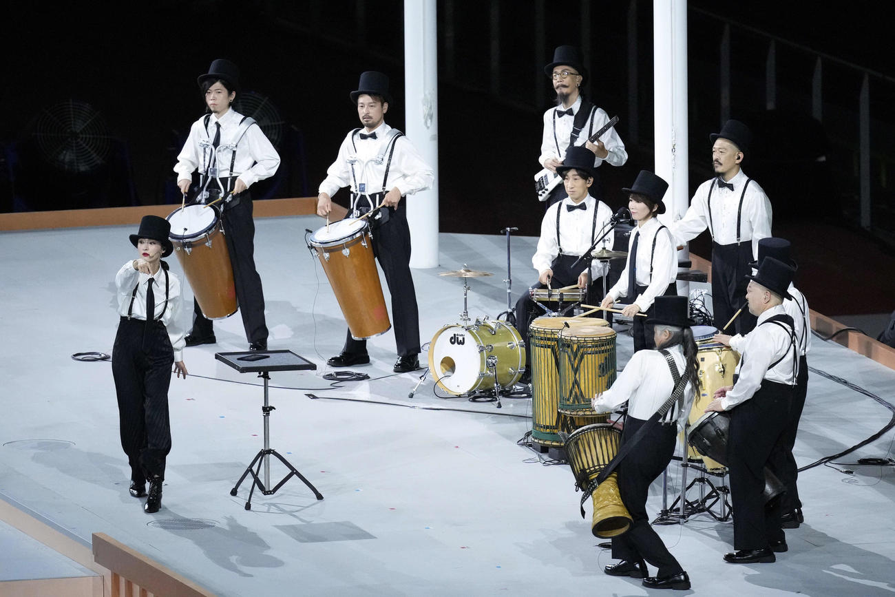 開会式を前に演奏するパフォーマー（撮影・滝沢徹郎）