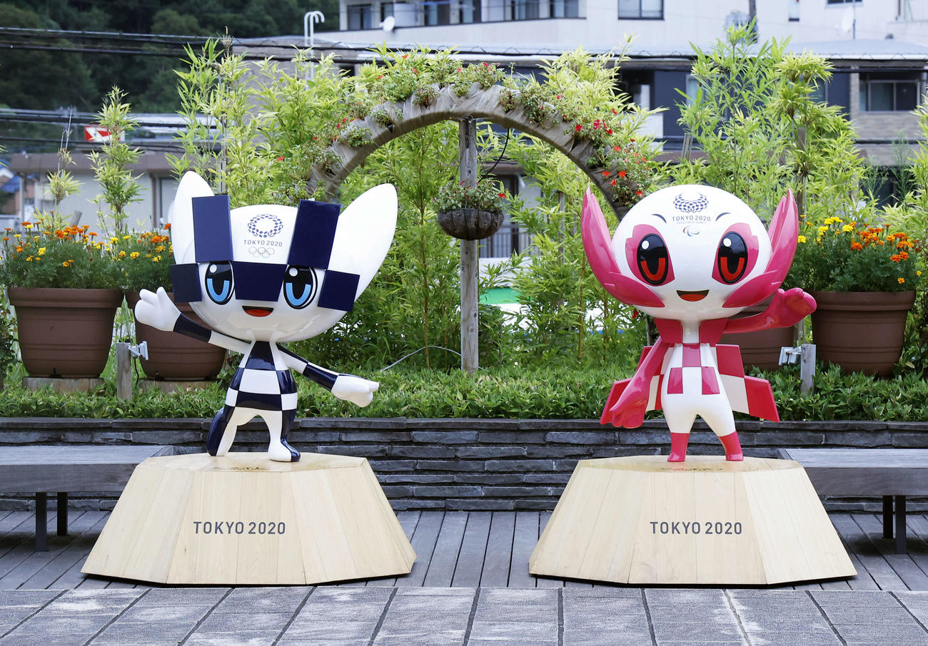 ミライトワ（右）とソメイティのオブジェ（2021年8月7日撮影）　
