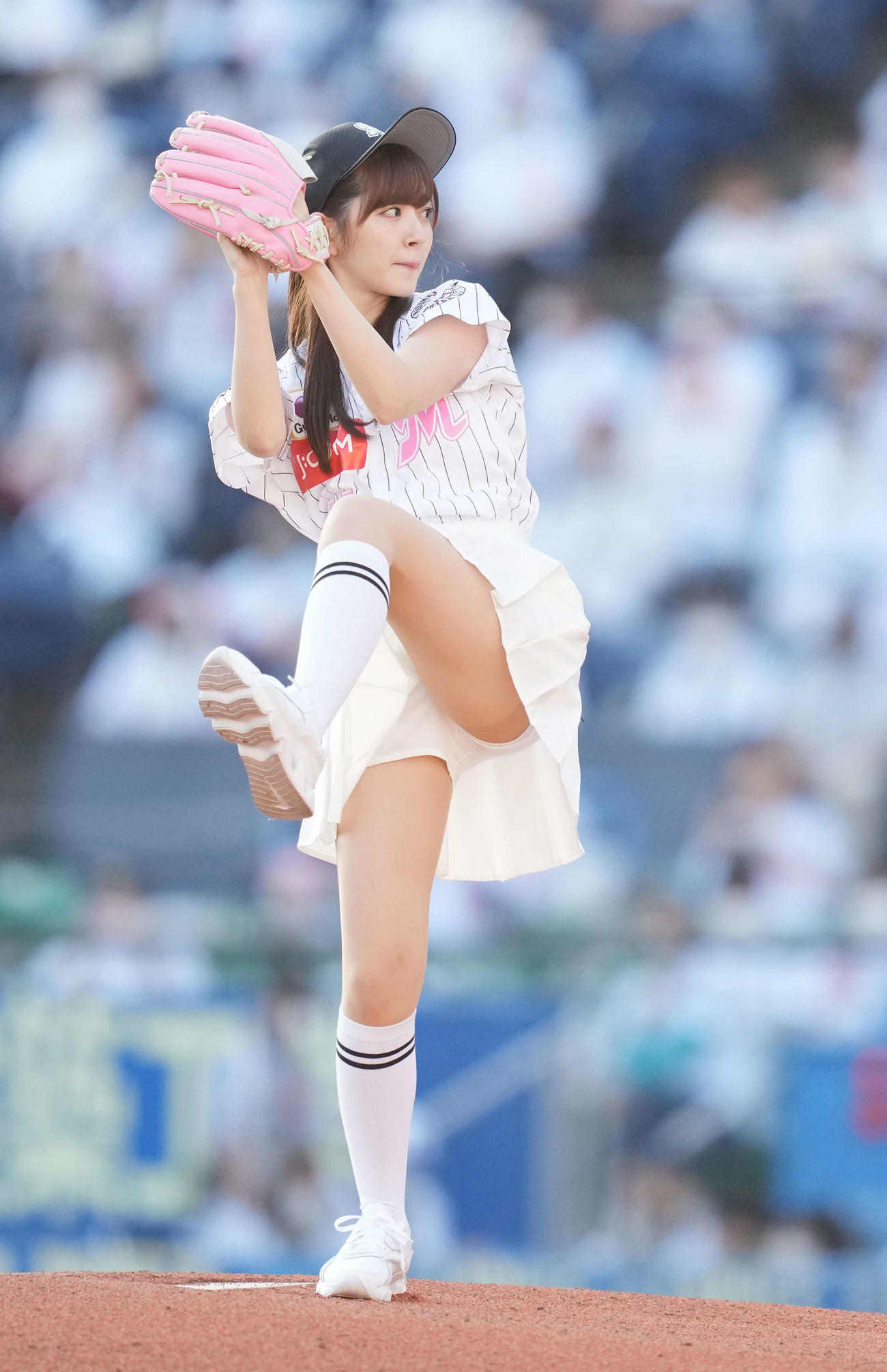ロッテ対日本ハム　ファーストピッチセレモニーで投球する鈴木愛理（撮影・鈴木みどり）