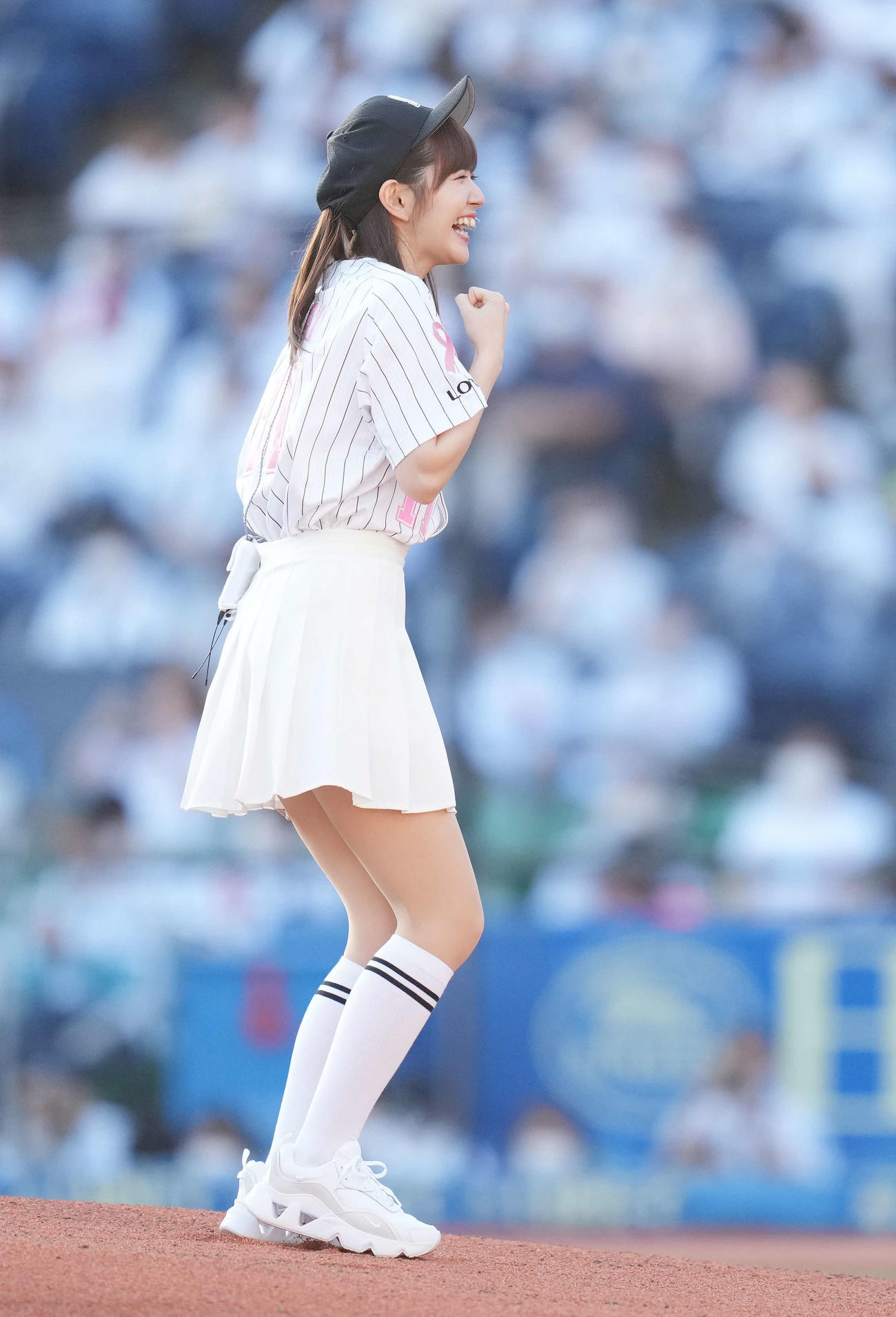 ロッテ対日本ハム　ファーストピッチセレモニーで投球する鈴木愛理（撮影・鈴木みどり）