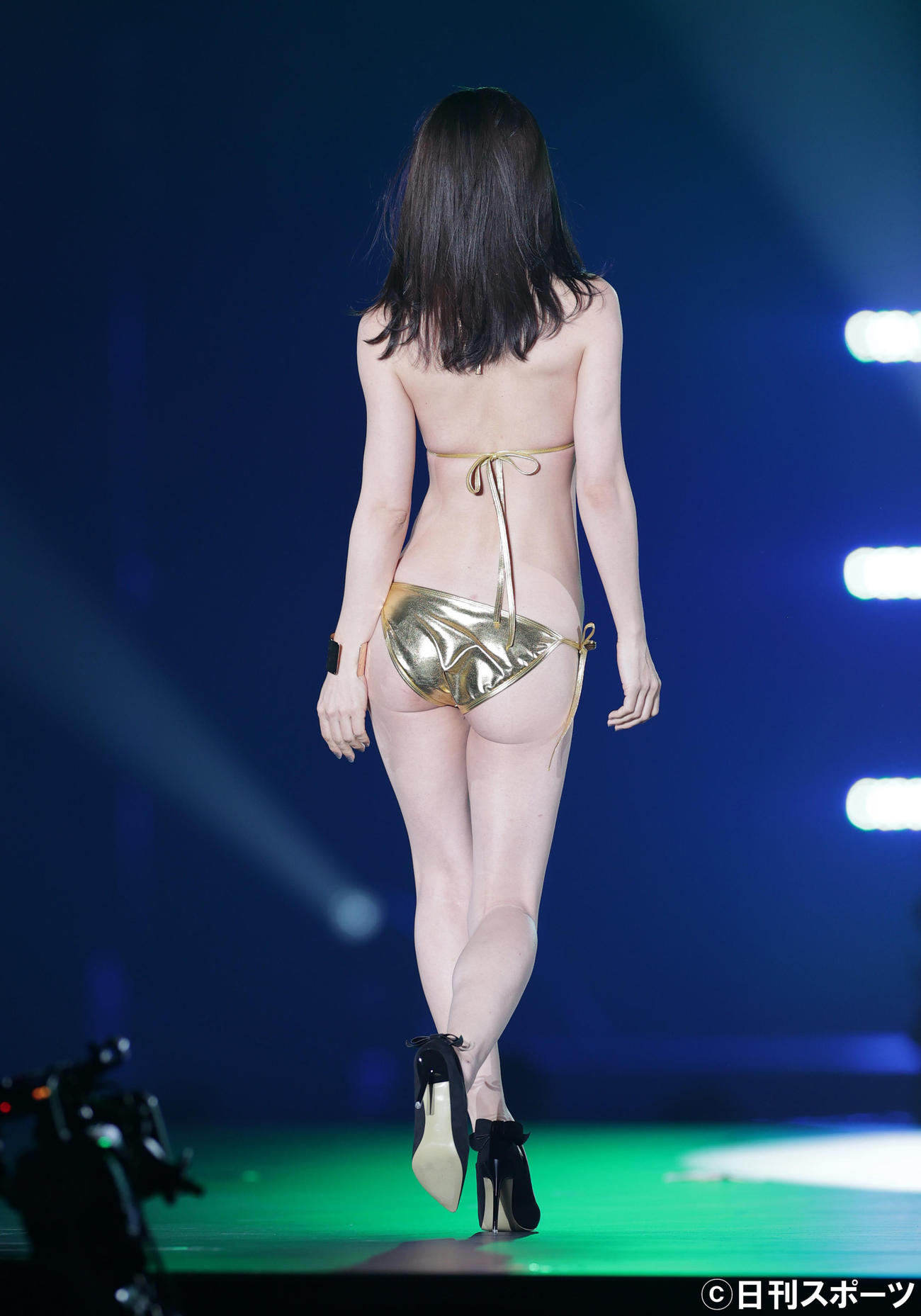 「関西コレクション」でゴールドの水着姿を披露する熊田曜子（撮影・清水貴仁）