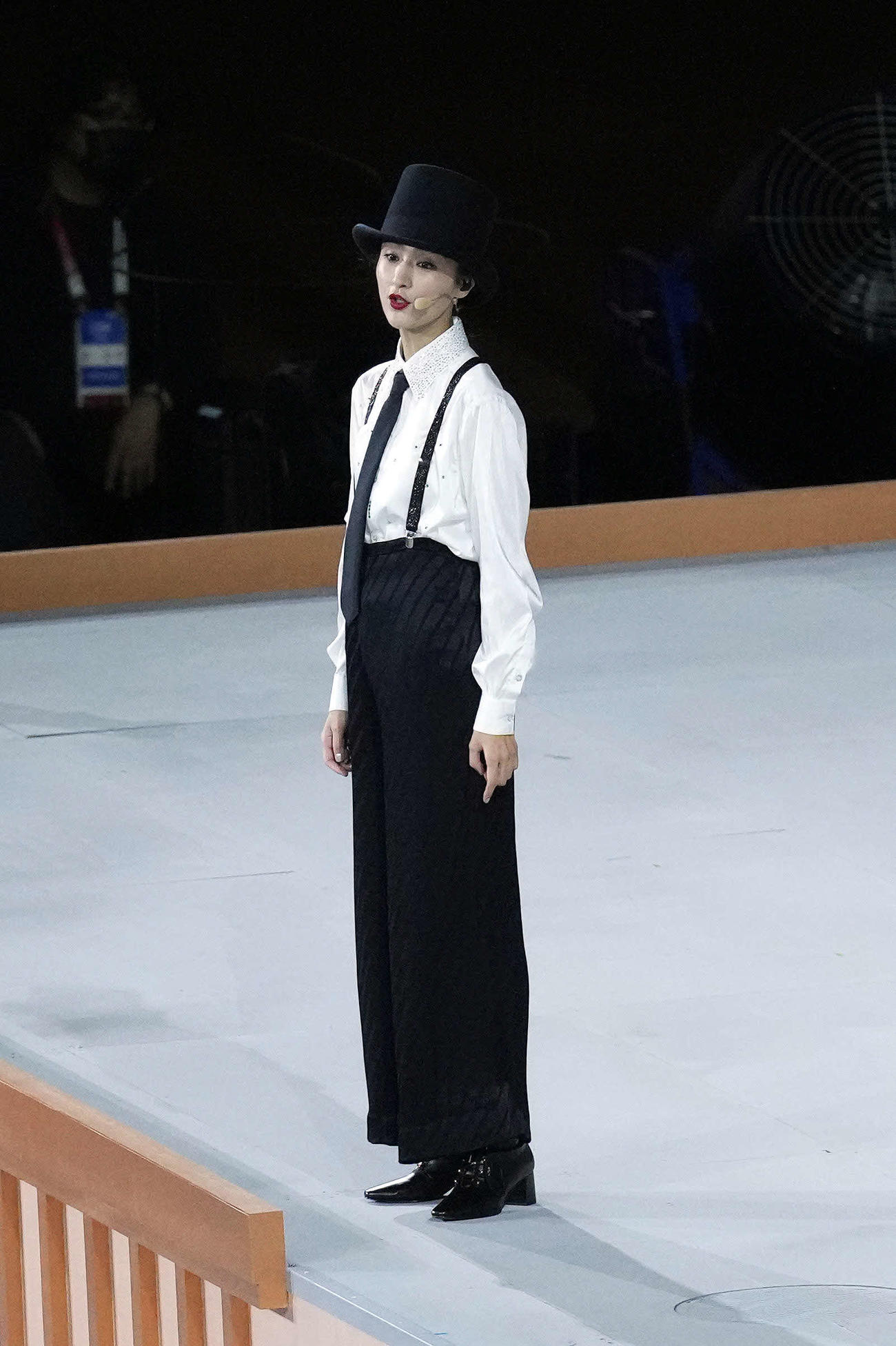 閉会式の前に演奏の指揮をしたシシド・カフカ（撮影・滝沢徹郎）