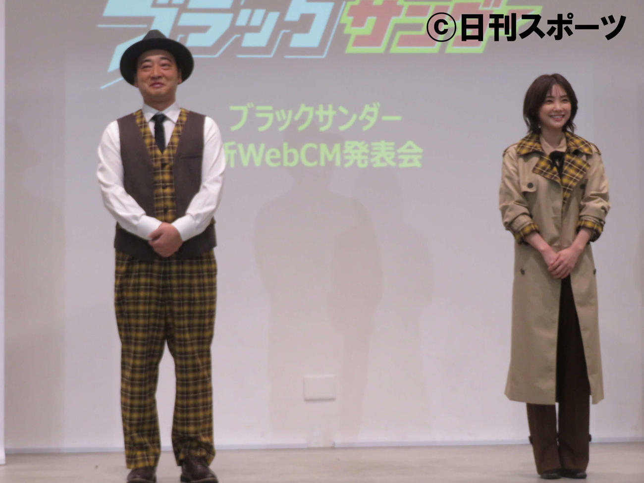 「ブラックサンダー」新WebCM発表会に登壇したジャングルポケットの斉藤慎二と倉科カナ（撮影・村上幸将）