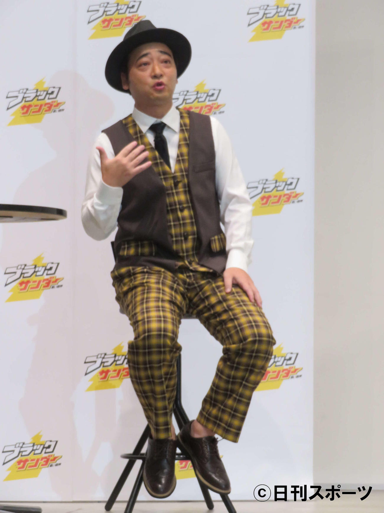 「ブラックサンダー」新WebCM発表会で新型コロナウイルス感染から回復後、初の仕事に復帰したジャングルポケットの斉藤慎二（撮影・村上幸将）