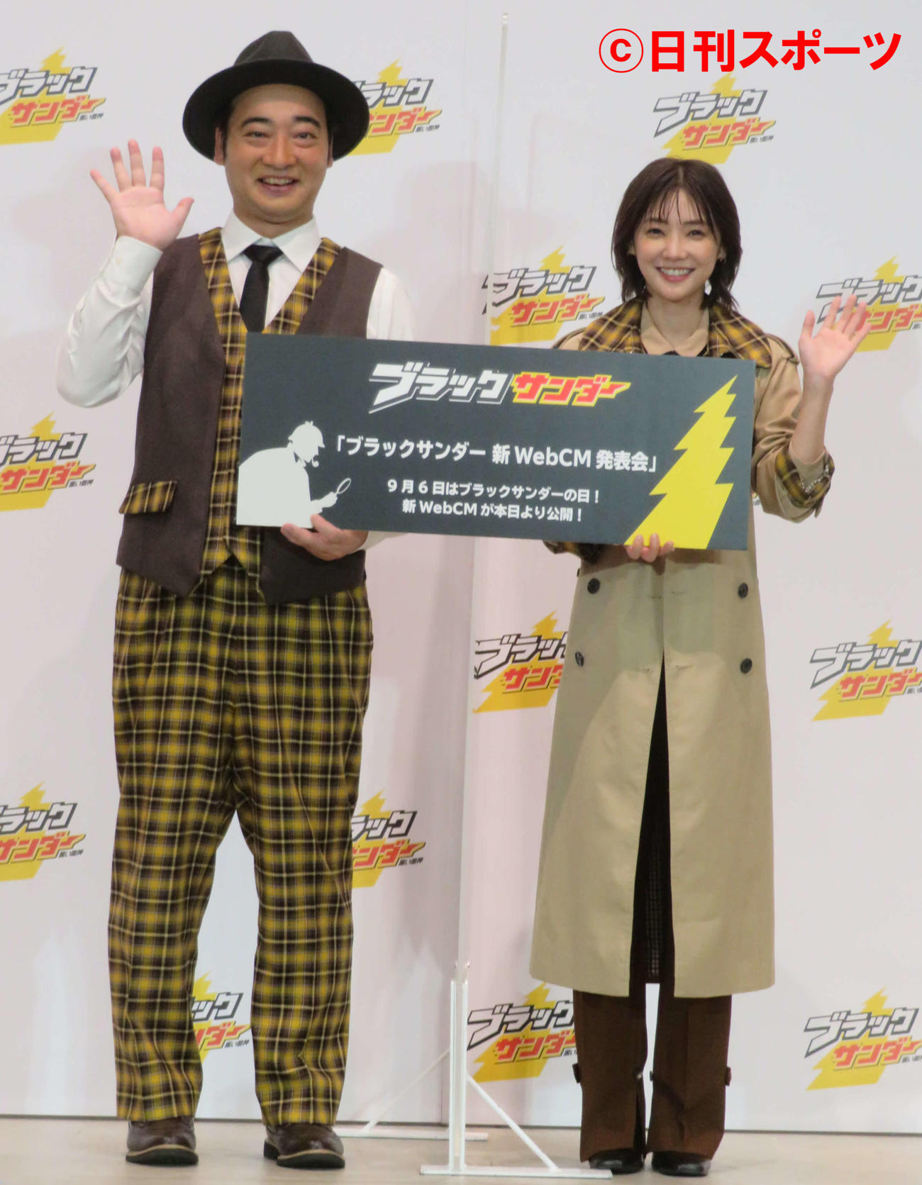 「ブラックサンダー」新WebCM発表会に登壇したジャングルポケットの斉藤慎二と倉科カナ（撮影・村上幸将）