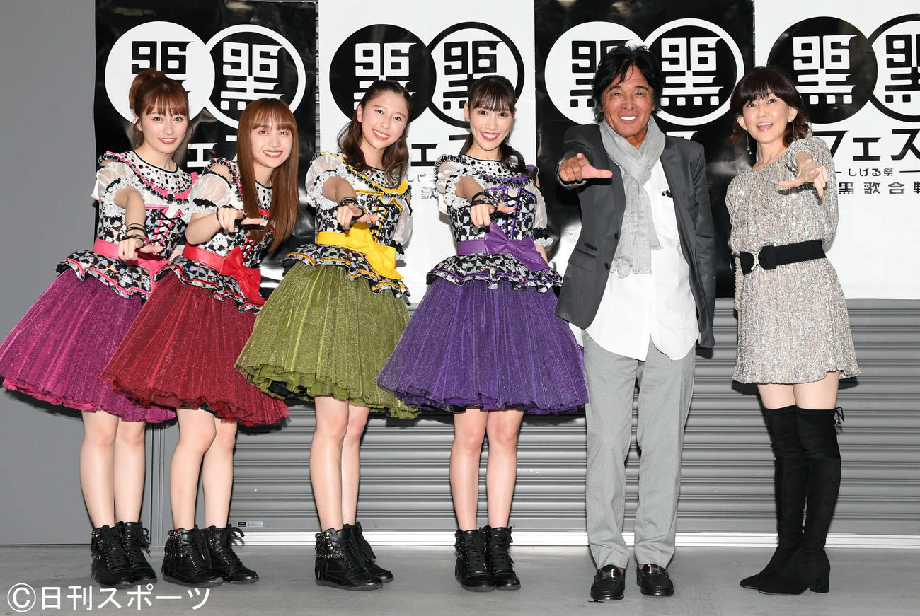 「黒フェス2021」を前にポーズを決める、左からゲストのももいろクローバーZ佐々木彩夏、百田夏菜子、玉井詩織、高城れに、主催者の松崎しげる、ゲストの松本伊代（撮影・たえ見朱実）