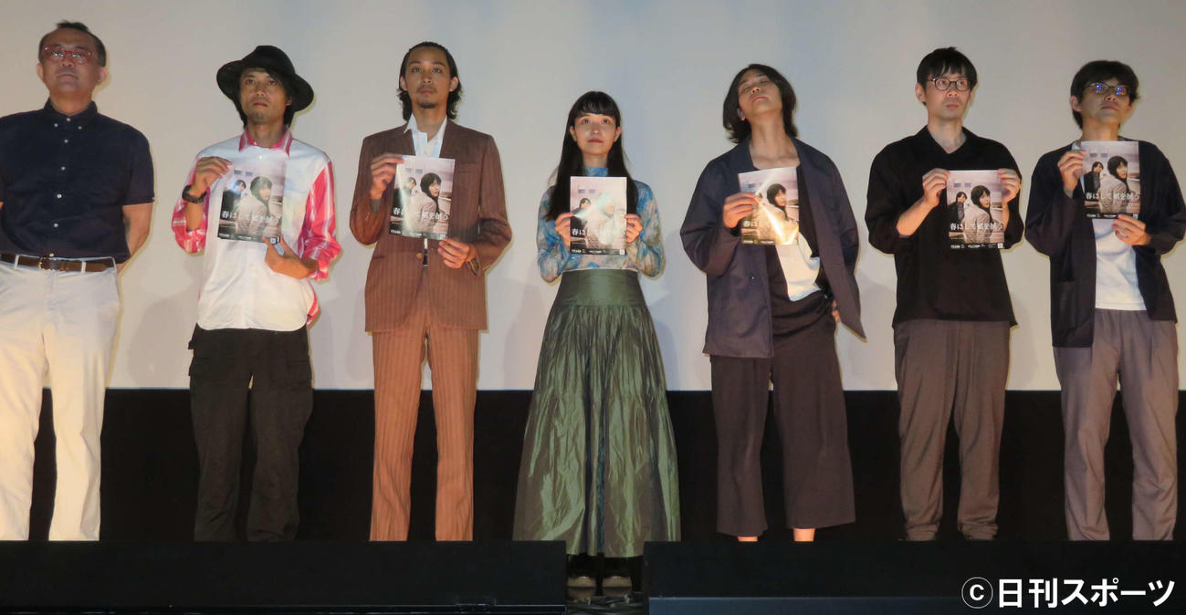 映画「春にして頬を拭う」舞台あいさつに登壇した、左から松崎まこと氏、大沢真一郎、大崎翔洋、イトウハルヒ、櫻井保幸、村松和輝、三浦克巳監督（撮影・村上幸将）