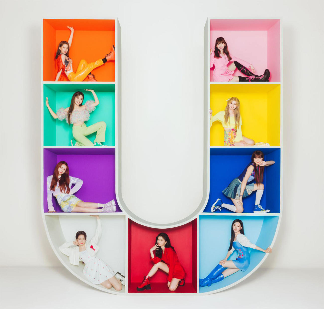 NiziU。右上から時計回りにMIIHI、RIKU、NINA、RIO、RIMA、AYAKA、MAYA、MAYUKA、MAKO
