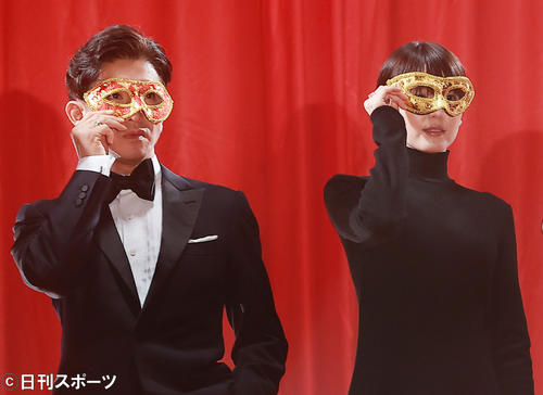 映画「マスカレード・ナイト」完成披露試写会に出席した木村拓哉(左)と長澤まさみ(撮影・野上伸悟)