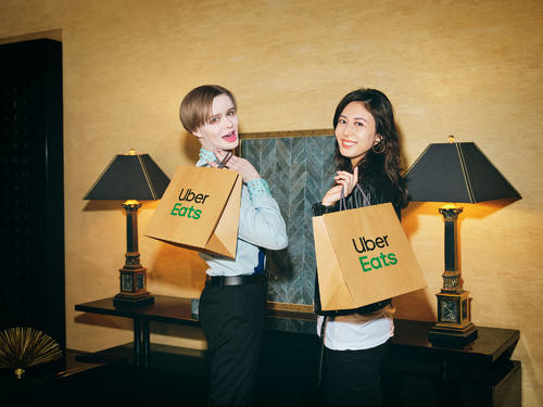 Uber Eatsの新CMに出演する松嶋菜々子(右)とMatt